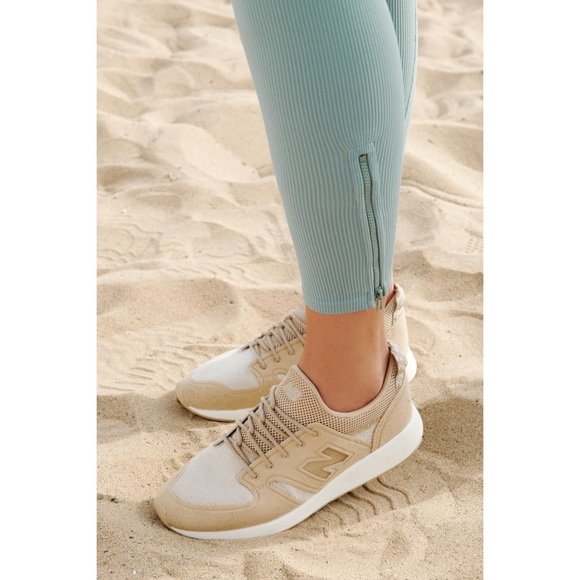 FP Mid-Rise 7/8 Length Seamless Triumph Legging - Picture 3 of 4